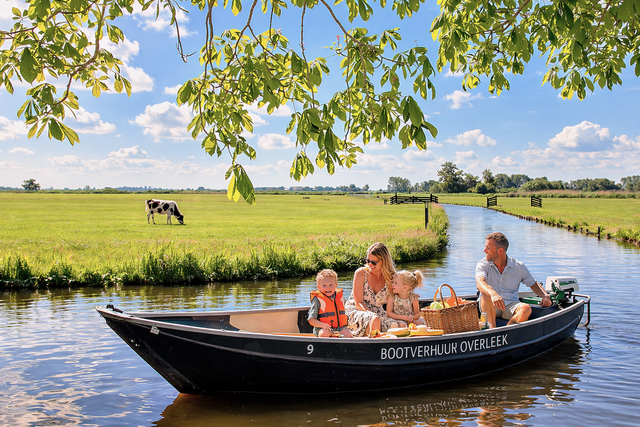 Een gezin die aan het varen is