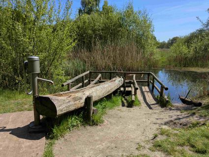 Waterpomp van natuurmateriaal op het Stoute Schoenenpad