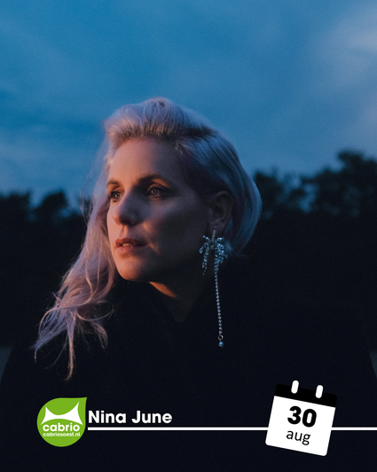 Nina June buiten in het donker