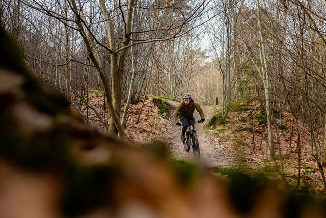 1 mountainbiker op het parcours van Best Zuid