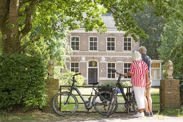 Fietsers bij de tuinen van Frederiksoord