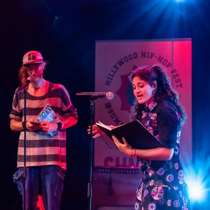 Twee spoken word artiesten battelen tegen elkaar