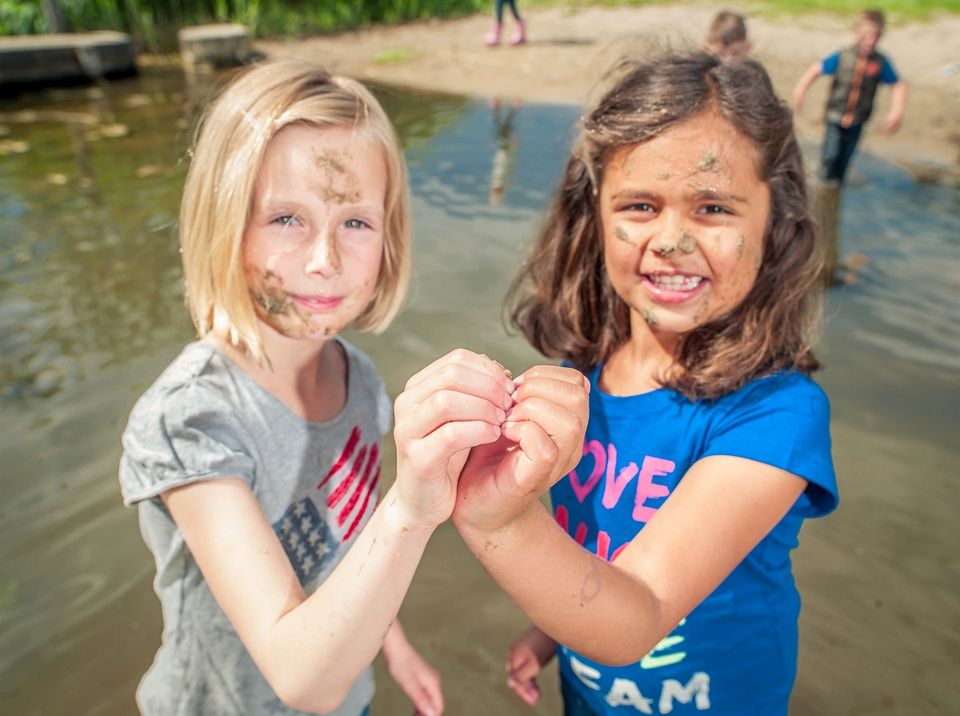 Kinderen spelen en vormen een hart