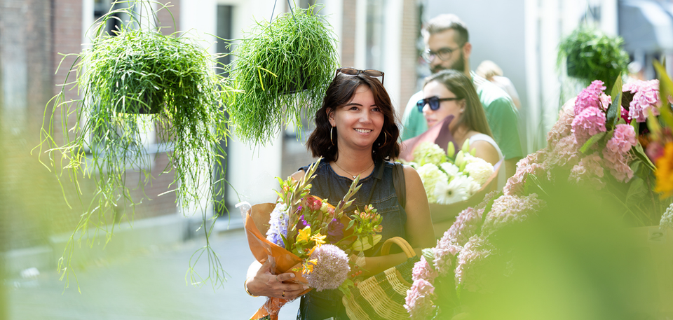 Chloe met bloemen