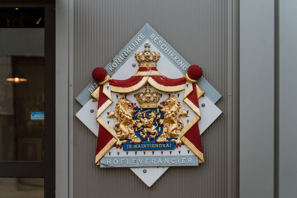 Shield of royal court supplier on the Greve Store in Waalwijk.