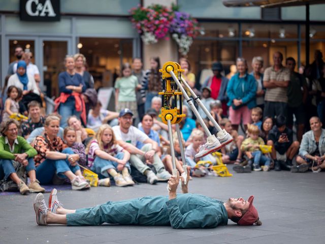 Daniel Simu dansend met zijn robot