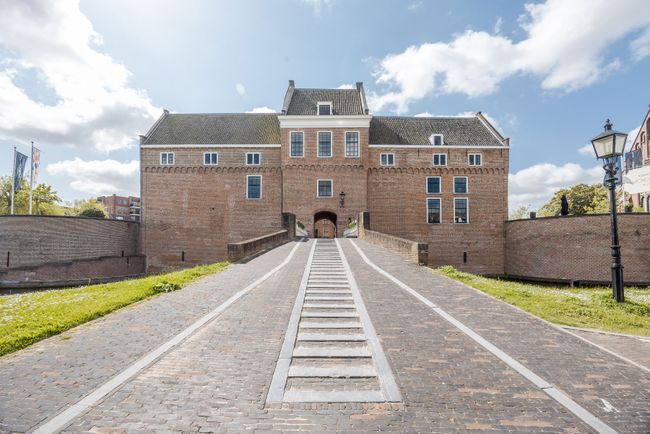 Historische evenementenlocatie Kasteel Woerden in het Groene Hart, vooraanzicht van het bakstenen kasteel met toegang over de brug. Foto: Joni Israeli.