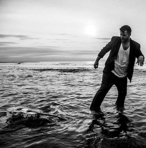 Een zwart-wit foto van iemand in de zee