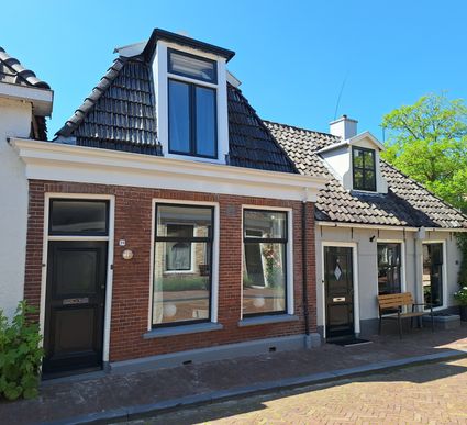 Franeker Hûske is een vakantiewoning voor maximaal 4 personen met terras aan de gracht en ligt midden in het historische centrum van Franeker