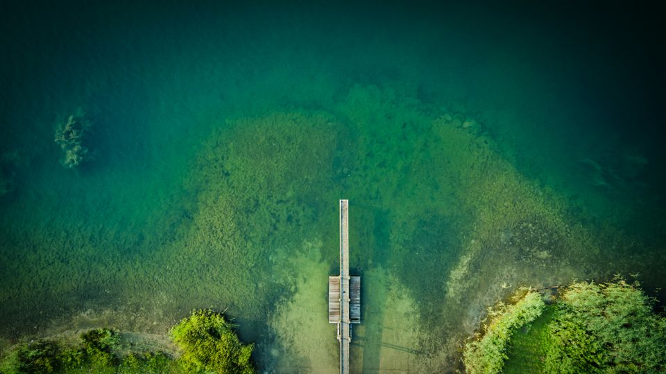 Dronefoto van een steiger in het water bij Bussloo
