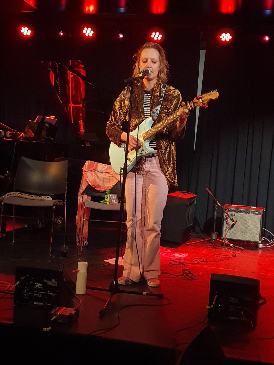 Een vrouw die aan het zingen is met gitaar