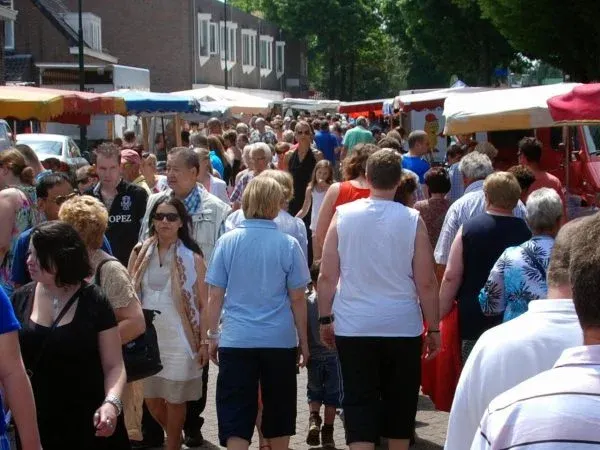 Bezoekers van de jaarmarkt struinen langs kramen in het centrum van Haaren