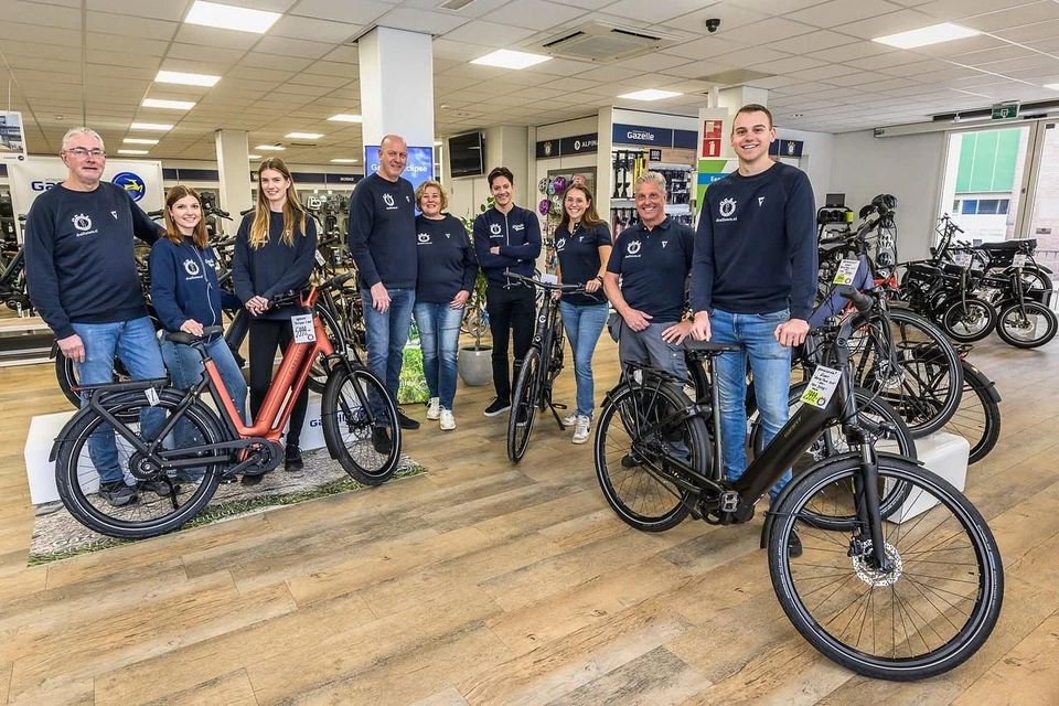 De medewerkers van Dral Fietsen met fietsen