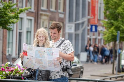 een jong stel kijkt op de regiokaart