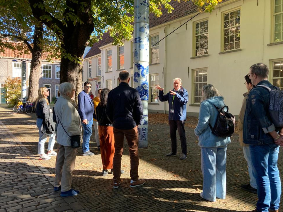 Gidsenorganisatie Gilde Delft die een rondleiding geeft aan een groep mensen