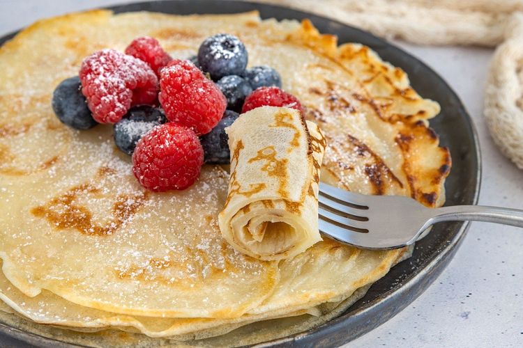 Pannenkoeken met fruit en poedersuiker