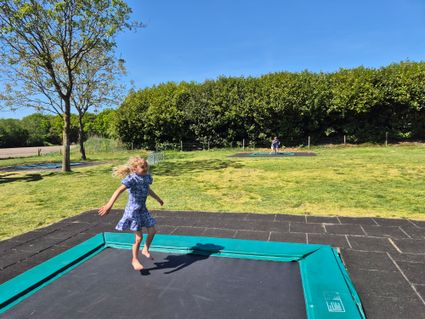 Meisje sprint op trampoline bij de Ontdekking