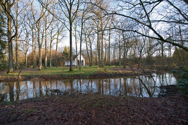 Kapel van de Heilige Eik aan het riviertje de Beerze