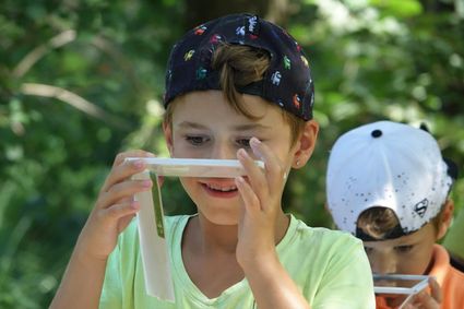een kind bekijkt een meetinstrumentje