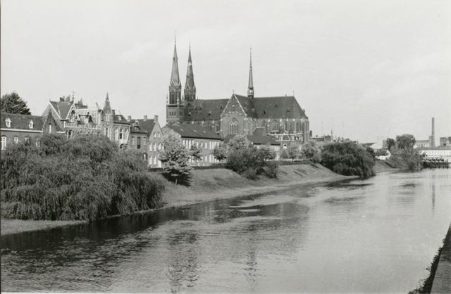 De hoge torens van de Leonarduskerk waren zelfs buiten de wijk zichtbaar. Foto gemaakt tussen 1950 en 1960