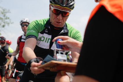 een meneer laat een stempel zetten bij de fietselfstedentocht