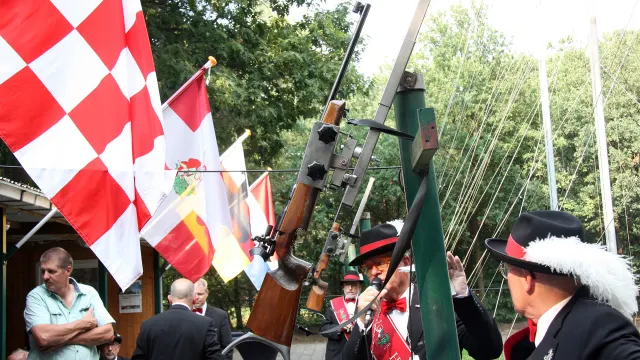 schietterrein van het gilde met vaandels en geweren