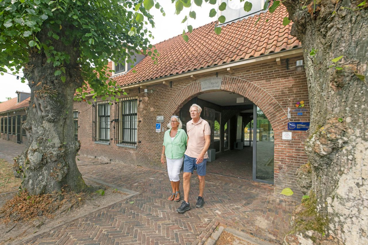 Man en vrouw voor de ingang van het Gevangenismuseum in Veenhuizen