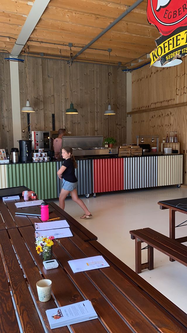 Kind in restaurant bij Slapen bij Herman