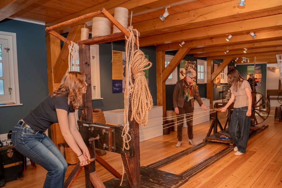 Museum Touwmuseum Oudewater in Oudewater, Groene Hart. Interactieve museumopstelling waar bezoekers onder begeleiding kennismaken met het traditionele touwslaan en de geschiedenis van de touwproductie in een historische werkruimte.