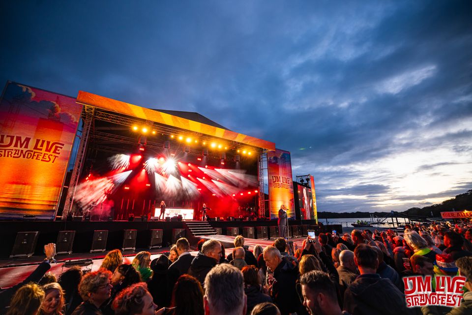 Muziekfestival IJM Live in Vught bij zonsondergang met verlicht podium en publiek