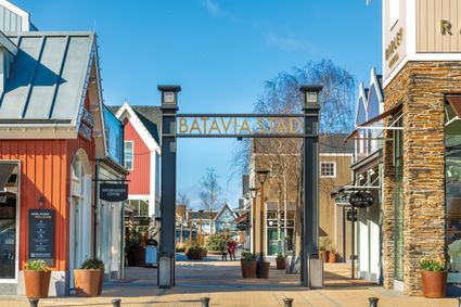 Hoofdingang Batavia Stad Fashion Outlet.