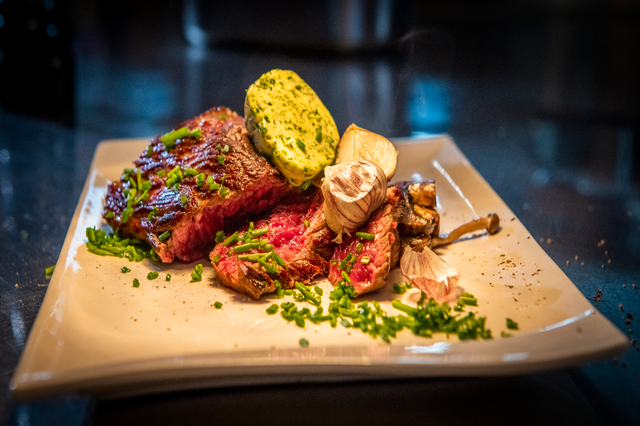 Ein Stück Fleisch liegt einladend auf einem Teller im Rikkies Boern Bistro.