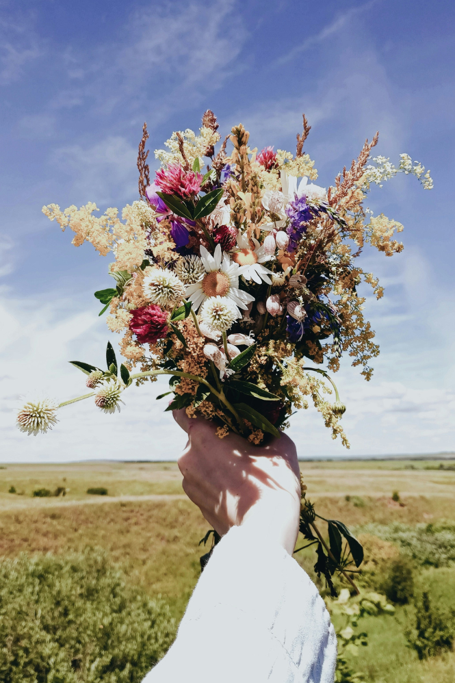 Een bos bloemen in een hand