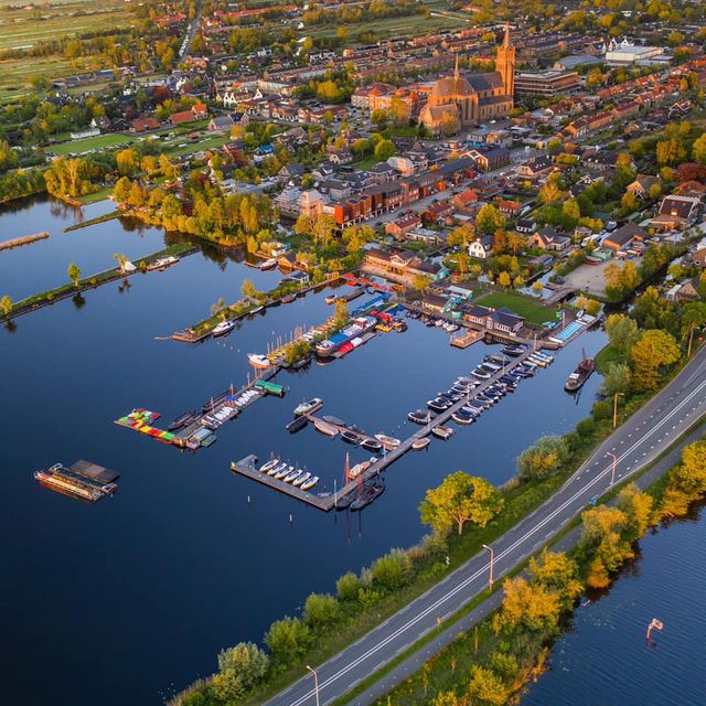 Havengebied aan de Vinkeveense Plassen in Vinkeveen, provincie Utrecht, waterrijke recreatieplek met jachthaven, woonwijk en dorpskern gezien vanuit de lucht in het Groene Hart.