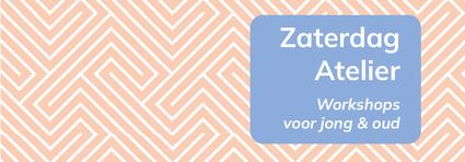Banner met tekst 'Zaterdag Atelier – Workshops voor jong & oud', geplaatst op blauw vlak tegen decoratieve achtergrond.