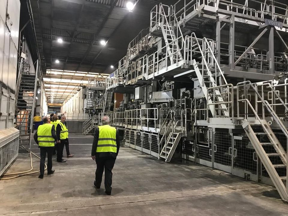 Mannen van VNO NCW lopen langs een industriele installatie in Flevoland