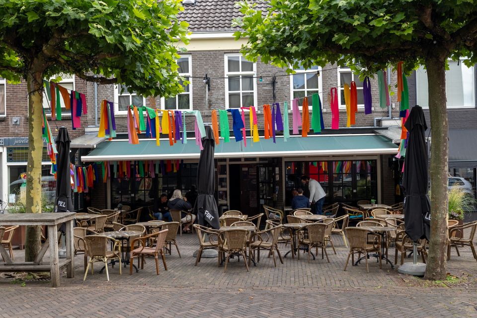 Terras op de markt met gekleurde slingers