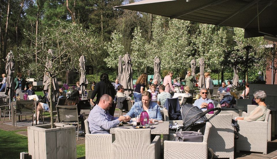Terras van Bosrestaurant De Belvertshoeve met gasten in Oisterwijk.