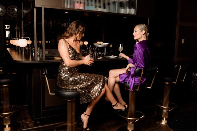 2 dames aan de bar met cocktail en plateau fruits de mer