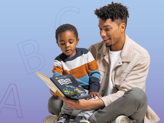 Man is een kindje aan het voorlezen