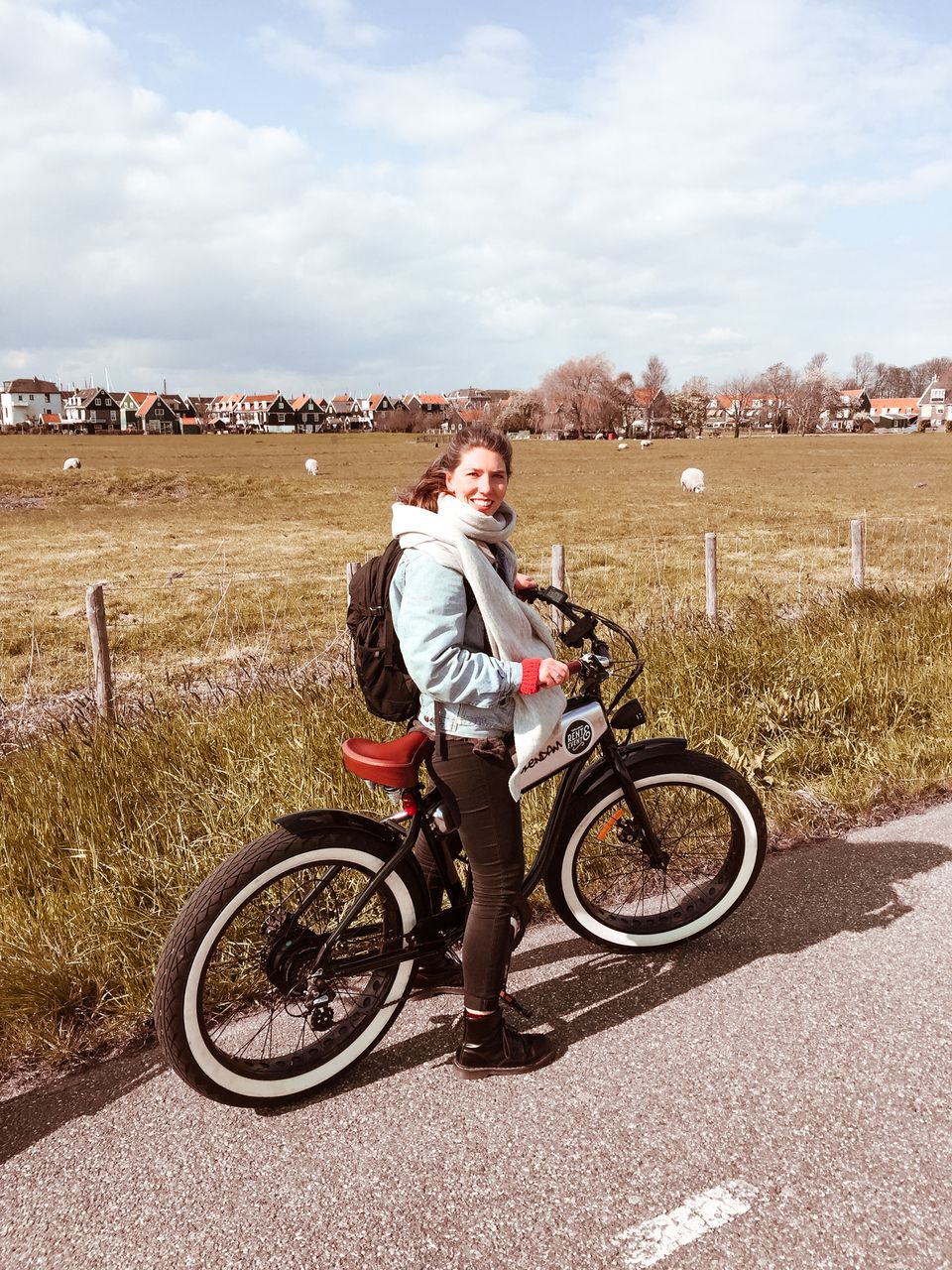 Marit op een ebike in Marken