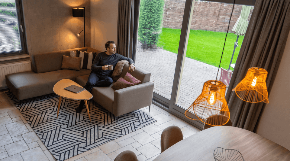 Woonkamer met gasten van een bosvilla