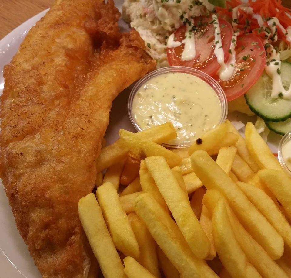 gebakken visfilet met patat, mayo en salade