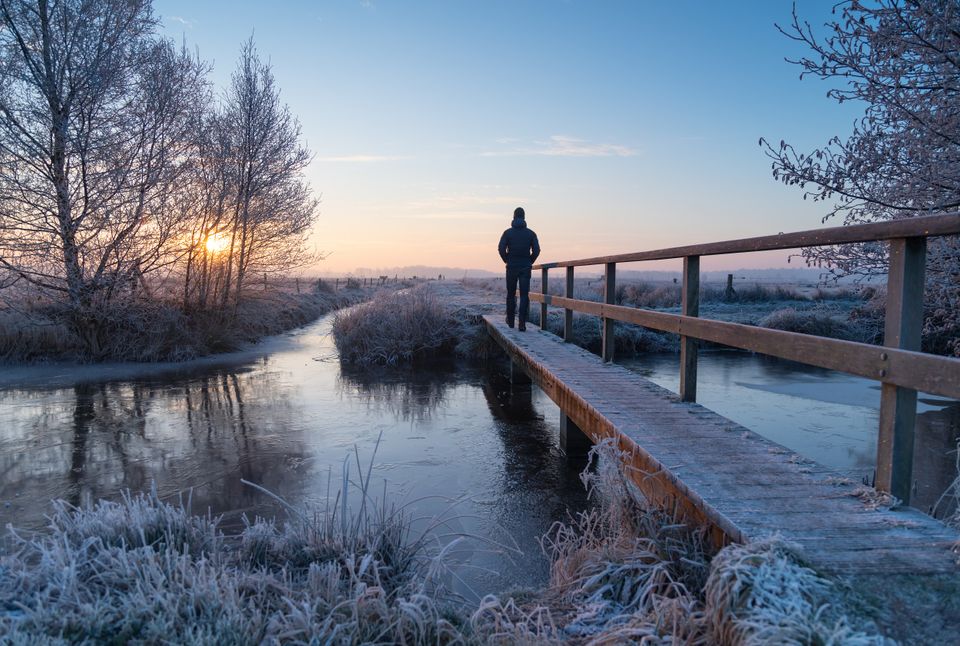 Wandelen in de winter over bruggetje met vorst