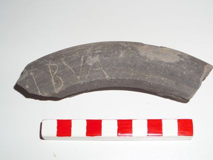 Graffiti op de rand van een Romeinse pot, gevonden in Alblasserdam.