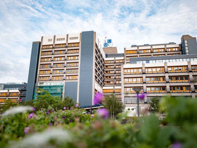 Voorkant van het Leiden Bio Science Park gebouw, met het LUMC bordje zichtbaar.