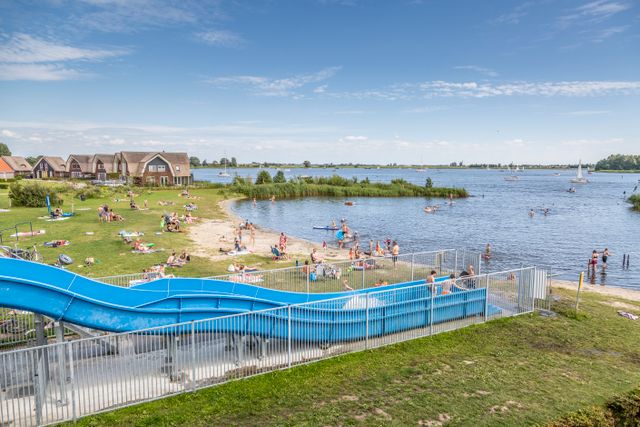 Spelende kinderen op de glijbaan in de Pharshoeke in Heeg