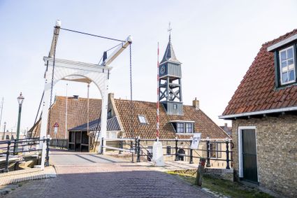 brug en toren hindeloopen