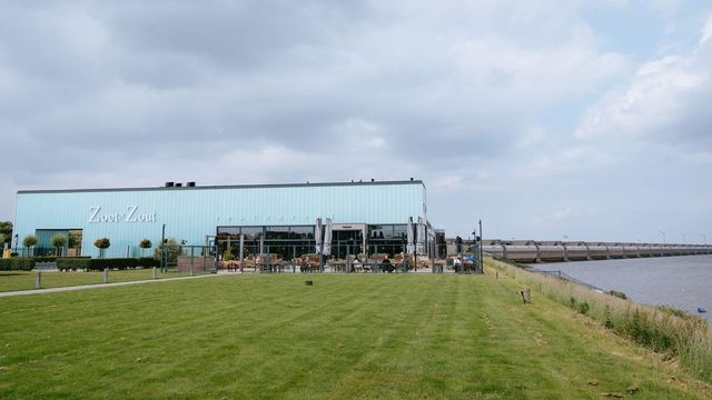 Buitenzijde van Zoet of Zout met terras aan het Haringvliet