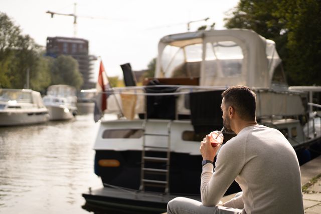 Jongen geniet van een smoothie in de haven van Purmerend.